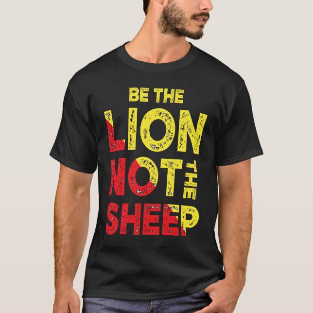 Be The Lion Not The Sheep Motivational Saying T-Shirt (Vorderseite)