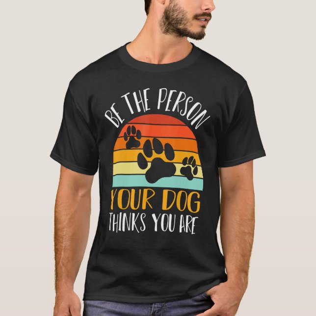 Be The Person Your Dog Think Graphic Quote Sayings T-Shirt (Vorderseite)
