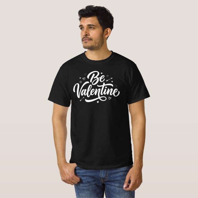 Be Valentine Bold Minimal Typography T-Shirt (Vorne ganz)