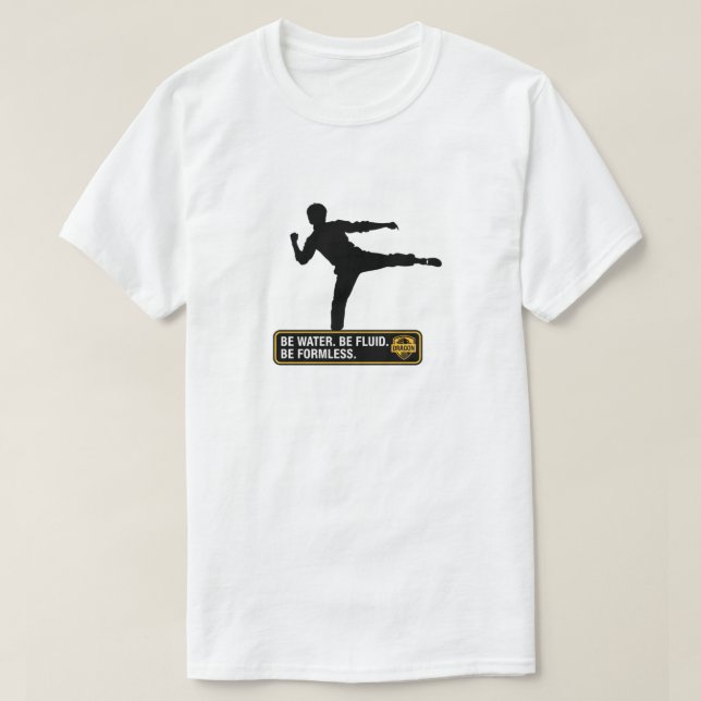 Be Water. Be Fluid. Be Formless. – Bruce Lee T-Shirt (Design vorne)