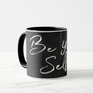 "be your selfame"-Text auf der schwarzen Tafel Tasse