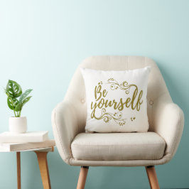 Be Yourself T-shirt Kissen