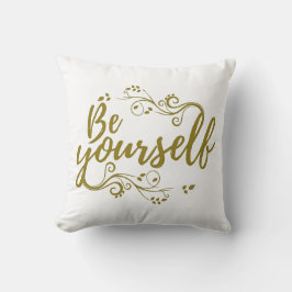 Be Yourself T-shirt Kissen