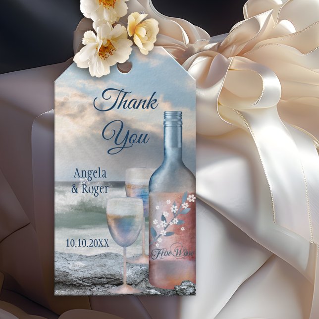 Beach and Wine Gastgeschenk Hochzeit Vielen Dank T Geschenkanhänger (Wedding Thank You gift tag featuring a painting of a wine bottle with two glasses on the beach)