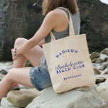 Beach Bachelorette Retro Modernes Personalisiert Tragetasche<br><div class="desc">Diese Tasche verbindet mühelos den Retro-Charme mit einer modernen Drehung am Strand und schafft ein stilvolles und funktionales Accessoire für Ihren Bachelorette-Aufenthalt. Personalisieren Sie es mit Namen,  Daten oder einer besonderen Botschaft,  was es zu einem einzigartigen und gepflegten Sake für Ihr Brautparty macht.</div>