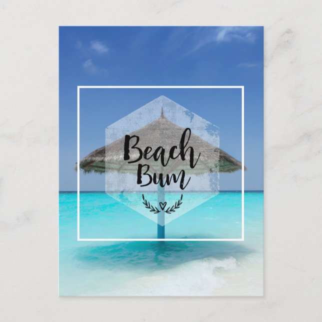 Beach Bum mit Strandschirm aus Strohdach Postkarte (Vorderseite)