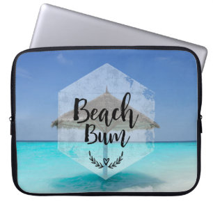 Beach Bum Typografie - Regenschirm am Tropical Bea Laptopschutzhülle