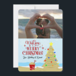 Beach Christmas Tree Frohe Weihnachts-Foto Ankündigung<br><div class="desc">Die Urlaubskarte ist perfekt für jeden,  der sich zu Weihnachten am Strand aufhält. Egal ob Sie in einem warmen Staat wohnen oder während Ihres Aufenthalts im Urlaub,  senden Sie Ihre herzlichen Grußkarten an alle,  die Sie kennen!</div>