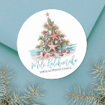 Beach Christmas Tree Mele Kalikimaka Runder Aufkleber<br><div class="desc">Mele Kalikimaka Beach Weihnachtsbaum Classic Round Sticker. Mit diesem festlichen Rundaufkleber mit einem am Strand inspiriert Weihnachtsbaum aus Muscheln und Seesternhühnern verbringen Sie einen küstennahen Beifall. Dieser Aufkleber eignet sich ideal für tropische Urlaubswünsche und eignet sich hervorragend für alle, die an sonnigen Orten wie Hawaii leben oder eine Küstenvibe Lieben...</div>