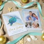 Beach Coastal Seen in Greetings Sea Turtle 3 Foto Feiertagskarte<br><div class="desc">Diese Weihnachtskarte mit einem Thema an der Küste bietet eine türkisblaue Meeresschildkröte in Aquarell auf einem abstrakten Strandhintergrund mit einem Imitat Gold Glitzer funkelnd Wave und Gold Seas & Greetings. Auf der Rückseite befinden sich 3 Fotovorlagen, um die Karten mit Ihren Lieblings-Fotos zu personalisieren. Karo in der Kollektion für mehr...</div>