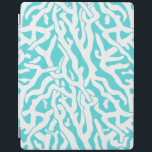Beach Coral Reef Muster Nautical White Blue iPad Hülle<br><div class="desc">Dieses hübsche Meer/Strand-inspiriert, sich wiederholende nautische Muster sieht aus wie ein ausgeklügeltes Korallenriff in Weiß auf einem Strand - blau Hintergrund. Das elegante Korallenriff-Muster ist in einem Schablonenlook gefertigt. Die Farbe Blau erinnert an helle, klare tropische Meere. Dieses einfache, moderne Design ist perfekt für ein Küsten-/Strandhaus-Thema. "Anpassen", wenn Sie die...</div>