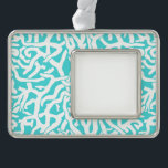 Beach Coral Reef Muster Nautical White Blue Rahmen-Ornament Silber<br><div class="desc">Dieser hübsche Strand / Ozean inspiriert wiederholt sich nautische Muster sieht aus wie ein fein gewebtes Korallenriff in Weiß auf einem Strand - blau Hintergrund. Das elegante Korallenriff-Muster wird in einem Schablonenlook ausgeführt. Die Farbe Blau erinnert an helle, klare tropische Meere. Dieses einfache, moderne Design ist perfekt für ein Küsten-/Strandhaus-Thema....</div>