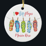 Beach Flip Flops Personalisiert tropische Farben Keramik Ornament<br><div class="desc">Strandflippen. Personalisiert mit deinem Namen. Ich niedlich Herzklappen personalisiert mit deinem Namen. Ein tropischer Strand oder ein sonniger,  lustiger Sommertag. Whimsical stylish flip-flops in einer Reihe mit bunten Streifen,  Blumen und Punkten. Ein niedliches trendiges Geschenk für jeden,  der den Sommer,  den Strand und das Leben der Flip Flops Liebe.</div>