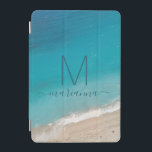 Beach Foto Türkisblau Ozeanwellen Personalisiert iPad Mini Hülle<br><div class="desc">Türkisfarbener Ozean und sanfte Wellen auf einem sandigen Sandstrand mit einem modernen kalligraphischen Skript monogramm Initial und Name personalisiert auf der Vorderseite eines Laptop-Ärmel zur Verfügung, um mehrere verschiedene Computer-Größen zu schützen. Klicken Sie auf "Weiter anpassen", um die Vorlage zu bearbeiten und Schriftart oder Anpassungsfarben zu ändern, oder laden Sie...</div>