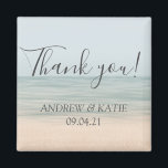 Beach Front Vintag Hawaiian Wedding Vielen Dank Magnet<br><div class="desc">Geben Sie Ihren Hochzeitsgästen ein Andenken und drücken Sie mit diesem eleganten Magneten im Strandhintergrund und dem kalligraphischen Sprichwort "Danke!" Ihre herzliche Dankbarkeit aus. Personalisieren Sie den Namen und das Hochzeitsdatum.</div>