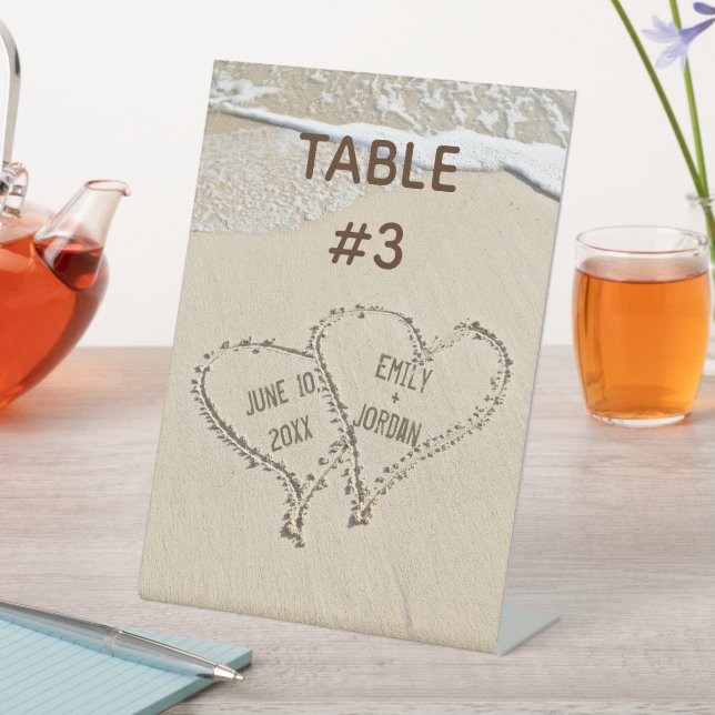 Beach Hearts in Sand Tischnummer Sockelschild (In Situ)