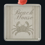 Beach House Crab Seashore Ornament Aus Metall<br><div class="desc">Dieses Strandhaus Krabbengeschenk ist ein beruhigendes Strandgeschenk. Das Bild hat einen sandfarbenen Hintergrund mit einem Muster, das wie Leinwand aussieht. Das ist perfekt für das Strandhaus und bringt Sie in die Stimmung des Sommers. Die Dekoration im Strandhaus sollte beruhigend sein und sich wie ein lässiger Strand fühlen. Für ein Wassergefühl...</div>