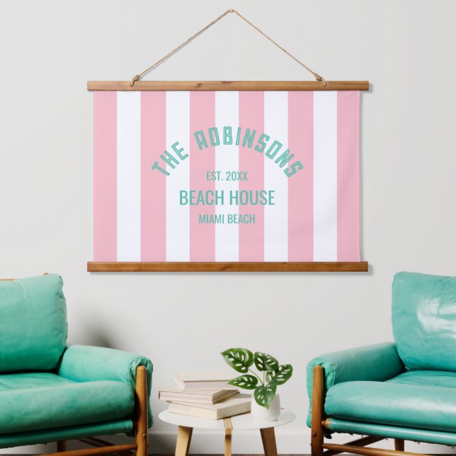 Beach House Familienname Pink Cabana Strip Wandteppich Mit Holzrahmen (Wohnzimmer)