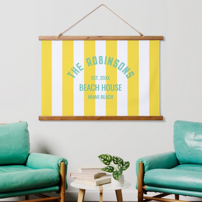 Beach House Familienname Yellow Cabana Strip Wandteppich Mit Holzrahmen (Wohnzimmer)