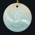 Beach House Nautical Starfish Aqua Blue ID623 Keramik Ornament<br><div class="desc">Dieses Produkt in den sanften Farben von Meer und Sand ermöglicht es Ihnen, einfach Ihren eigenen Namen und Text mit der bereitgestellten Vorlage hinzuzufügen. Das einfache Seesternbild auf einem beängstigenden Aquarellhintergrund wird durch einen Wellenakzent in Aqua und Weiß hervorgehoben. Wenn Sie nicht das Glück haben, ein Strandhaus oder eine Hütte...</div>