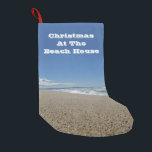 Beach House Pacific Coast Landschaft Foto Seaside Kleiner Weihnachtsstrumpf<br><div class="desc">Haben Sie das Glück,  Ihren Urlaub in einem Strandhaus zu verbringen? Dieser Weihnachtsfest-Strumpf besticht durch ein Foto in der Küstenlandschaft,  das sanften,  braunen Sand,  Wellen und einen strahlend blauen Himmel einfängt. "Weihnachten im Beach House" erscheint gegen den Himmel und kann leicht angepasst werden,  wenn Sie wollen.</div>
