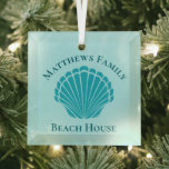Beach House Personalisiert Keepake Blue Seashell Ornament Aus Glas<br><div class="desc">Schönes Aqua Seashell Monogramm Strandhaus Weihnachtsschmuck für einen Inselurlaub zu mieten oder tropische Zuhause. Personalisieren Sie dieses hübsche Monogramm Geschenk für Ihre Familie zum Gedenken an einen Sommerurlaub.</div>