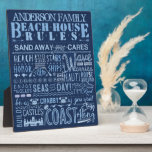 Beach House regiert CoastBlue Custom Familienname Fotoplatte<br><div class="desc">Dekorieren Sie Ihre Hütte an der Küste mit dieser personalisierten "Strandhausregelung" 8x10-Display-Plakette. Dieses skurrile Kunstwerk mit hellblauen lustigen Sprüchen auf marineblau-blauem Hintergrund wird Ihre Familie und Ihre Gäste zum Lachen bringen. Der Hintergrund hat auch eine leichte Imitat (bedruckt) Holzstruktur. Die Typografie enthält die Zeilen: Sand deine Sorgen | Reichweite für...</div>