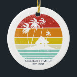 Beach House Vacation Family Christmas Wiedersehen Keramik Ornament<br><div class="desc">Passen Sie diese Retro-Designs für Ihr Camping- oder Seehaus an, indem Sie Ihren Familiennamen oder Ihren eigenen Text und das Jahr hinzufügen. Ich hoffe, es geht nicht nur um das coole Design, das Sie in den Augen haben, sondern auch darum, dass Sie es nie in einem Kaufhaus finden werden, sondern...</div>