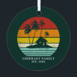 Beach House Vacation Family Wiedersehen Weihnachte Ornament Aus Metall<br><div class="desc">Passen Sie diese Retro-Designs für Ihr Camping- oder Seehaus an, indem Sie Ihren Familiennamen oder Ihren eigenen Text und das Jahr hinzufügen. Ich hoffe, es geht nicht nur um das coole Design, das Sie in den Augen haben, sondern auch darum, dass Sie es nie in einem Kaufhaus finden werden, sondern...</div>