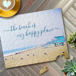 Beach ist glücklich, Script Lifeguard Booth Foto Puzzle<br><div class="desc">"Der Strand ist mein glücklicher Ort." Entspannen Sie sich und erinnern Sie sich an den frischen Salzgeruch der Meeresluft, wenn Sie dieses atemberaubende hellblaue, pastellfarbene Foto-Puzzle verwenden. Entdecken Sie die Einsamkeit eines leeren kalifornischen Strandes mit türkisfarbenen Rettungskabinen und Möwen. Macht ein großartiges Geschenk! Kommt in eine besondere Geschenkboxen. Sie können...</div>