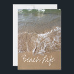 Beach Life Quote Waves Ocean Sandy Water Shore Feiertagskarte<br><div class="desc">Gedruckt mit schönem Bild von Sandstrand mit individueller Textvorlage,  die Sie bearbeiten können!</div>