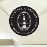 Beach Lighthouse | Nautic Themed Black Runder Aufkleber<br><div class="desc">Minimal schwarze Rücksendeadresse Aufkleber,  die auf eine Hochzeit im nautischen Stil zugeschnitten sind. Sie sind mit einer einzigartigen Darstellung des Leuchtturms im nautischen Stil,  umgeben von Ihren Informationen,  ausgestattet.</div>