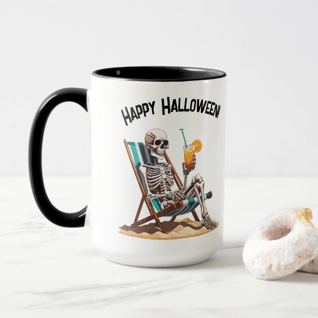 Beach Lounges Skeleton Halloween Tasse (Mit Donut)