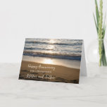 Beach Mother and Vaterjubiläum Karte<br><div class="desc">Glückliche Hochzeitskarte für Mutter und Vater mit Wellen,  die bei Sonnenuntergang am Strand abstürzen,  und dem tiefempfundenen Vers.</div>