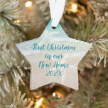 Beach New Zuhause First Christmas Starfish Ornament<br><div class="desc">Erste Weihnachts-Zuhause Seesterne-Ornament. Stern geformter Acrylknebel mit Text auf beiden Seiten. Geben Sie den Veranstaltungskommentar mit Datum auf der einen Seite und Namen und Anschrift auf der anderen Seite an. Aquamarine Meer und Strand Sand ist der Hintergrund für das Meer grüne Text. Zwei Seesterne zieren beide Seiten. Ändern Sie den...</div>