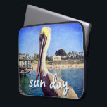 Beach Pier Pelican Bird Foto Sonnentag Skript Laptopschutzhülle<br><div class="desc">Dieses glückliche Pelikan, das auf einem Geländer steht und einen kalifornischen Strand überragt, schreit nach "Urlaub bereit". Fahren Sie zurück in die warmen Ozeanbrisen, wenn Sie diese farbenfrohe Fotografie neopren Laptop Ärmel. Dieser Laptop-Ärmel ist in drei Größen erhältlich: 15 Zoll, 13 Zoll und 10 Zoll. Ein tolles Geschenk für jemanden,...</div>