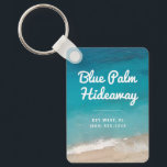 Beach Rental Retro Mod Custom Schlüsselanhänger<br><div class="desc">Erstellen Sie einen personalisierten,  maßgeschneiderten Schlüsselanhänger für Ihre Strandurlaubsvermietung mit einem türkisfarbenen aquamarinen Sandstrand in blauen Ozeanen und einer modernen Retro-Typografie,  die Sie bei Karos in Ihrem Ferienhaus,  Condo,  Zimmer,  Apartment oder als Gästebuchplatz nutzen können.</div>