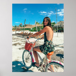 Beach Ride Ästhetik - Frau auf dem Fahrrad am Meer Poster
