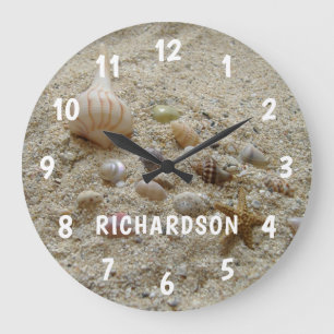 Beach Sand and Seashells Personalized Große Wanduhr