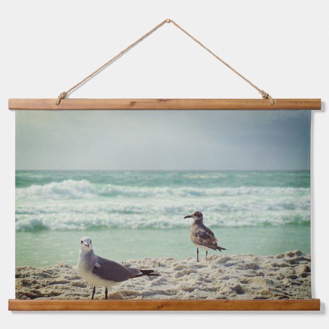 Beach Seagulls Posing an der Kamera Wandteppich Mit Holzrahmen (Vorne)