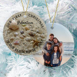 Beach Seashells Erstes Weihnachts-neues Zuhause-Fo Keramik Ornament<br><div class="desc">Dieses Weihnachtsschmuck an der Küste mit kleinen Muscheln,  eingebettet in den Sand des Strandes,  ist ein guter Sake für Ihre erste Weihnachtsfeier in Ihrem neuen Strandhaus. Ein Foto auf der Rückseite mit der leicht zu bedienenden Vorlage hinzufügen.</div>