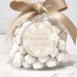 Beach Seashells Sand Seaside Wedding Vielen Dank Runder Aufkleber<br><div class="desc">Schöne sandfarbene Hochzeitsaufkleber "danke",  personalisiert mit den Namen der Braut und Bräutigam,  ihrem Hochzeitstag und ihrer Hochzeitslocation,  und gerahmt mit wunderschönen Muscheln. Kontaktieren Sie mich,  um Hilfe bei Ihren Anpassungen zu erhalten oder um zusätzliche Matching oder Koordination von Zazzle Produkten für Ihre Veranstaltung zu beantragen.</div>