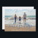 Beach Sees und Grüße Handgeschriebenes Skript Blue Feiertagskarte<br><div class="desc">Eine clevere Übernahme der traditionellen Ferienkarte bietet Ihr Lieblings-Beach-Foto mit Seas & Greetings in einem handgeschriebenen tropisch blauen Skript . Personalisieren Sie mit Ihrem Familiennamen und dem Jahr.</div>