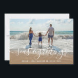 Beach Sees und Grüße Handgeschriebenes Skript Feiertagskarte<br><div class="desc">Eine clevere Aufnahme auf die traditionelle Ferienkarte bietet Ihr Lieblings-Beach-Foto mit Seas & Greetings in einem handgeschriebenen White-Script . Personalisieren Sie mit Ihrem Familiennamen und dem Jahr.</div>