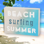 Beach Surfing Summer Typografy Beach Deco Holzkisten Schild<br><div class="desc">Eine tolle Stranddekoration für Ihre Zuhause. Beach Surfing Sommertypografie in weißen und blauen Farben auf Sand und Ozean Hintergrund. Sommerurlaubsvibe für Ihre Zuhause. Sie können jeden Text auf dem Zeichen ändern.</div>