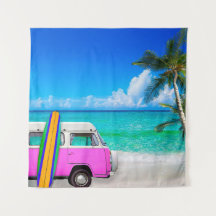 Beach Szene mit Fuchsia Pink Van und Surfboard