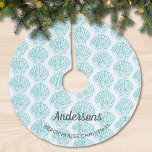 Beach Theme Muschel Familienname Beach House Aquam Polyester Weihnachtsbaumdecke<br><div class="desc">Fügen Sie diesen stilvollen Baumrock Ihrem Strandhaus-Urlaubsstil hinzu. Mit einem runden,  türkisfarbenen Muster auf weißem Grund ist es perfekt für die Beachfestivals geeignet. Passen Sie ihn an,  indem Sie den Namen in Ihren eigenen Namen und die anderen Wörter auch ändern,  wenn Sie möchten.</div>