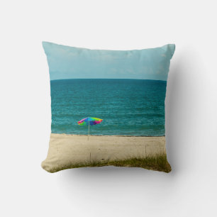 Beach Throw Kissen mit Segelboot Hideaway
