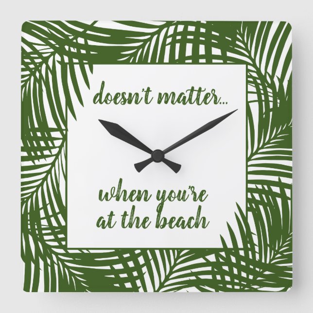 Beach Time Modernes Green Palm Leaf Muster Quadratische Wanduhr (Vorderseite)