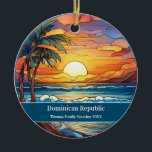 Beach Vacation der Dominikanischen Republik Keramik Ornament<br><div class="desc">Niedliche Imitate Buntglasstrandszene,  personalisierbare Dominikanische Republik Hawaii Beach Trip Souvenir. Ideal für Weihnachten- und Familienurlaub,  oder Flitterwochen-Muss. Anpassung: Change Caption und Jahr,  um es einzigartig zu machen.</div>